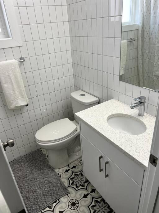 Вилла Walking Distance To St Boniface, Easy Parking Виннипег Экстерьер фото